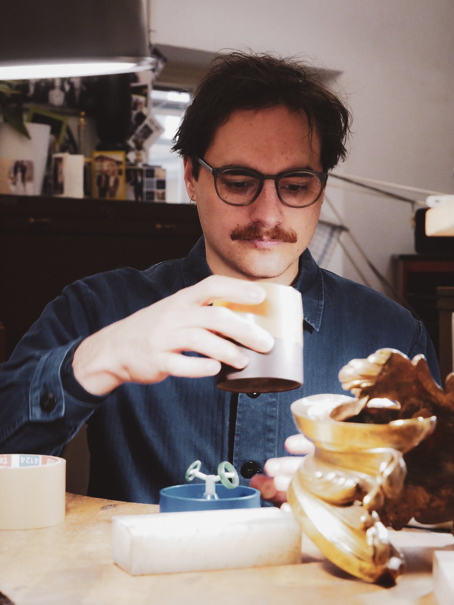 Florian aus dem Goldhannes-Team in der Ringschmiede-Werkstatt.
