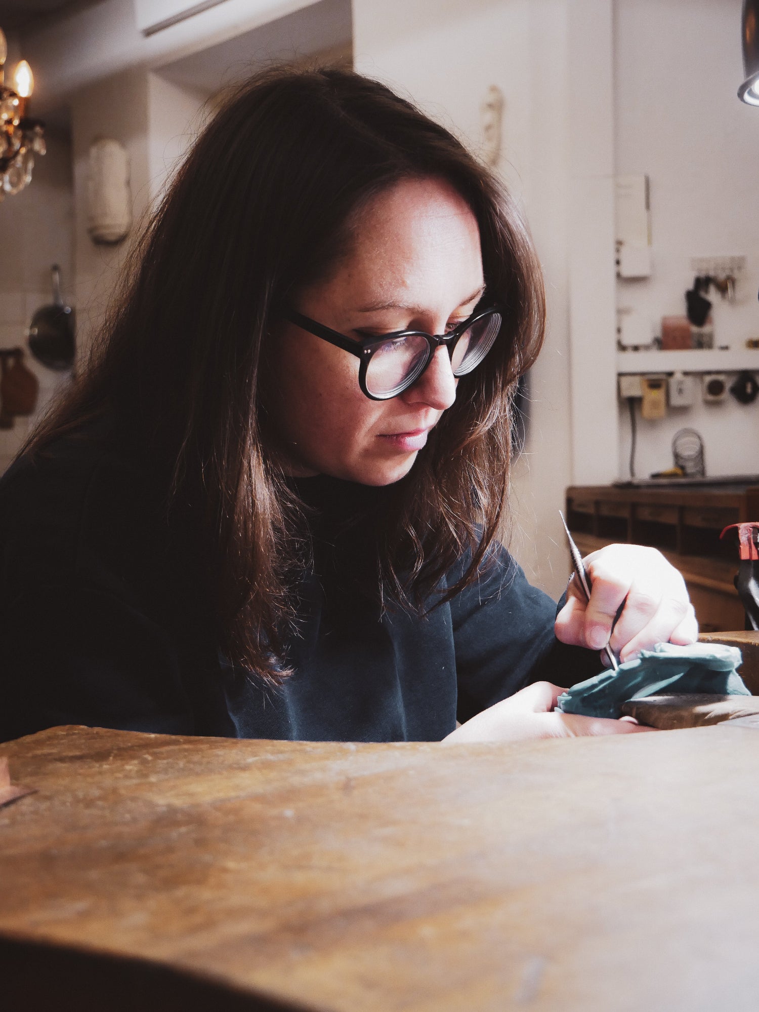 Lena aus dem Goldhannes-Team in der Ringschmiede-Werkstatt.