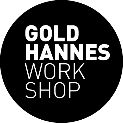 Goldhannes Workshop Logo in weißer Schrift in schwarzem Kreis.